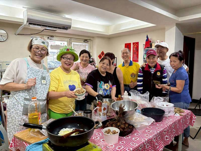 社區廚房中，志工與長者一起備餐的溫馨場面